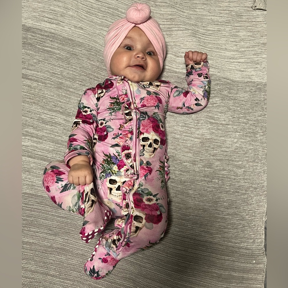 Bums and Roses skull bamboo footie size 9-12 months